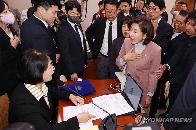 질서유지권 발동에 항의하는 나경원 의원