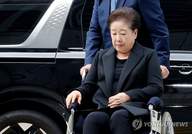 '정교유착 혐의' 한학자 총재, 휠체어 타고 법정으로