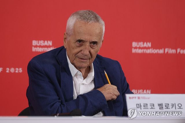 연필 챙겨 회견장 나서는 마르코 벨로키오 감독