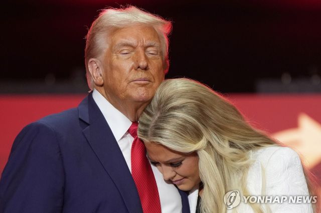 찰리 커크 부인 위로하는 트럼프 미 대통령