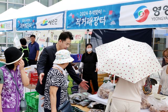 지난해 추석맞이 직거래장터에서 주민들을 맞는 오언석 도봉구청장