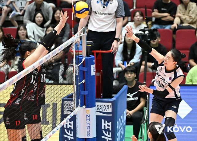 공격하는 IBK기업은행의 육서영(오른쪽)