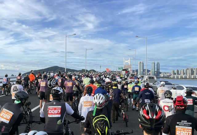 21일 부산 광안대교에서 열린 '세븐브릿지 투어' 출발선 모습