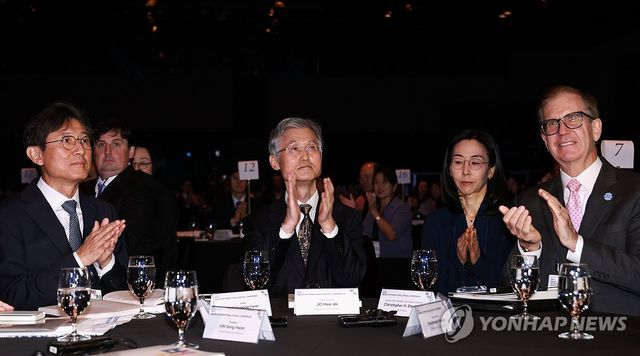 박수치는 조희대 대법원장