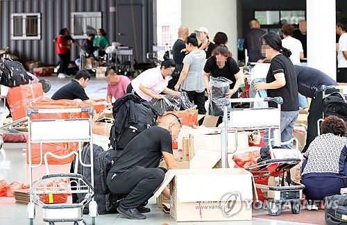 인천항 국제여객터미널서 재포장 작업하는 보따리상들