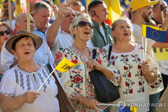 몰도바 친유럽 집권당 행동과연대당 지지자들