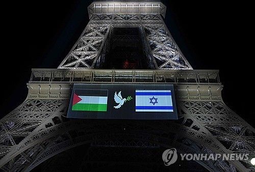 21일 저녁 에펠탑 위 스크린에 뜬 팔레스타인·이스라엘 국기
