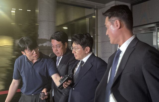 22일 경찰 조사를 받고 나오는 방시혁 하이브 의장