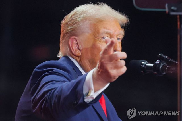 찰리 커크 추모식서 연설하는 트럼프 