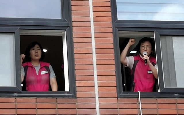 부산 학교비정규직노조, 교육감실 점거