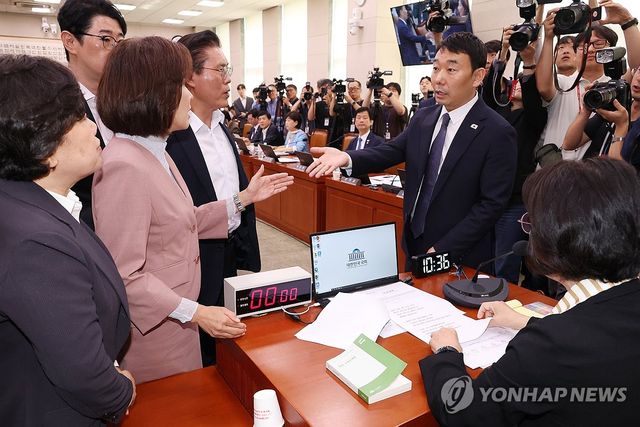 항의하는 국민의힘 법사위원들