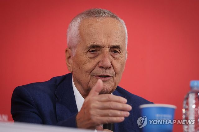 인사말 하는 마르코 벨로키오 감독