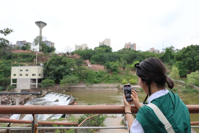중국 충칭 임시정부 요인 거주지 사진 찍는 탐방단