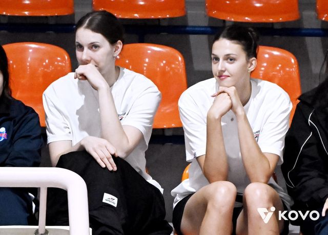 관중석에서 경기를 지켜보는 빅토리아(오른쪽)와 킨켈라