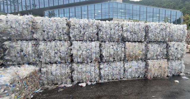 강릉시 자원순환센터 내 압축 투명 페트병