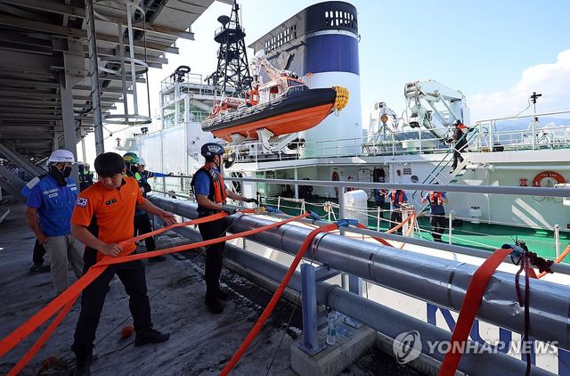 긴급 급수 지원 나선 독도 경비함