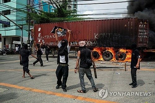 차량에 불 지른 시위대