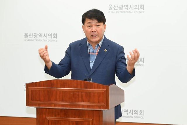 기자회견 하는 이성룡 울산시의회 의장