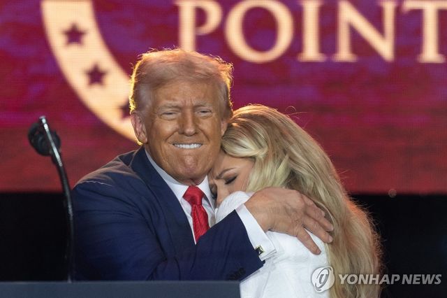 에리카 커크와 포옹한 트럼프 대통령