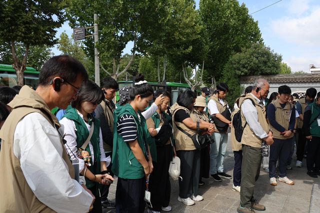 중국 시안 광복군 제2지대 기념비 공원에서 묵념하는 탐방단