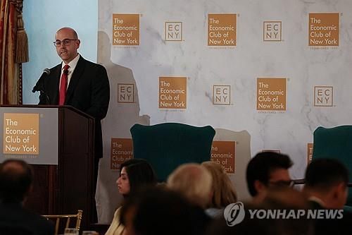 연설하는 스티븐 마이런 연준 이사