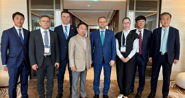 한국 업체들과 회의 후 사진 촬영하는 우크라 쿨레바 부총리(오른쪽 네 번째)