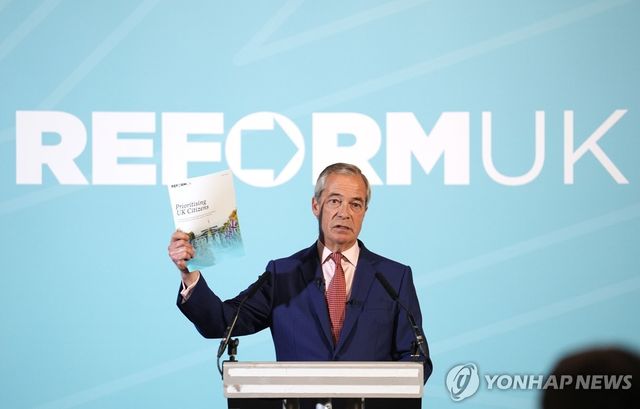 22일 영국개혁당 이민 정책 발표하는 패라지 대표