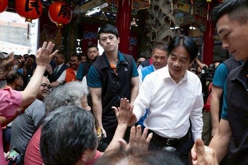 시민과 인사하는 라이칭더 대만 총통(흰색 상의)