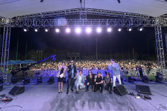 지난해 '양천 락 페스티벌'에서 뮤지션들과 함께한 이기재 구청장