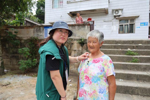 중국인 노인에게 한국광복군 배지 달아주는 탐방단