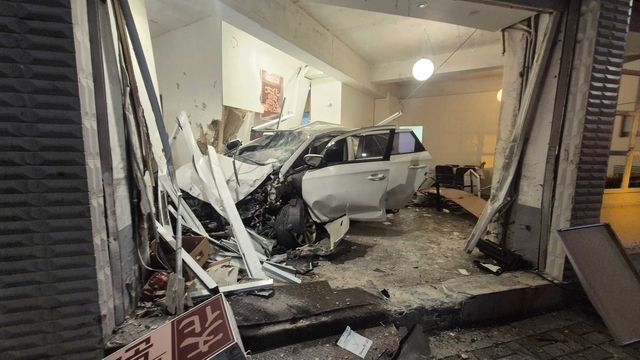 가게 내부로 돌진한 음주차량