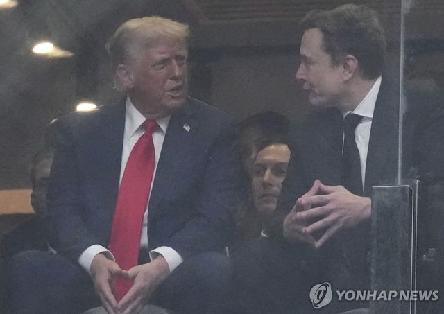 커크 추모식에서 담소 나누는 트럼프 대통령과 머스크