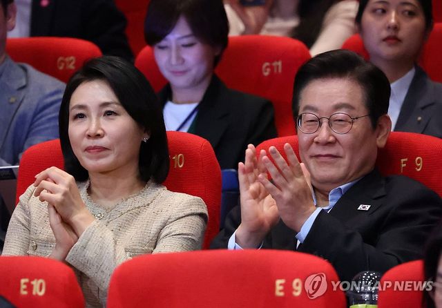 부산국제영화제 찾은 이재명 대통령 부부