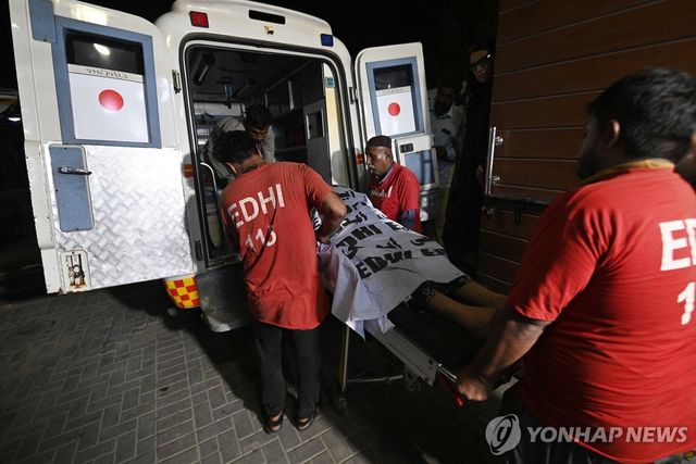 트랜스젠더 여성 시신을 구급차에 옮겨싣는 구조대원들