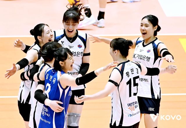 승리 후 기뻐하는 IBK기업은행 선수들
