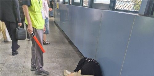 17일 오후 5시 45분께 서울 구로역 환승 육교에 쓰러져 있던 한 여성의 모습. 독자 김모씨는 "다들 취객으로 생각해 바라보기만 했는데, 한 학생이 다가가 응급조치를 했다"며 "그 모습을 보며 깊은 부끄러움과 울림을 느꼈다"고 말했다. 김씨는 이 사진과 함께 학생이 부천대학교 간호학과 백영서씨였다고 연합뉴스에 전했다. [독자 제공. 재판매 및 DB 금지]