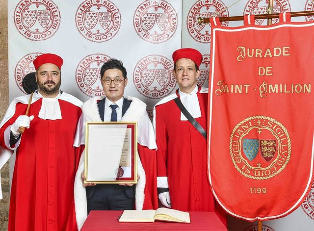 남궁현 와인 바이어, 기사 작위 수훈