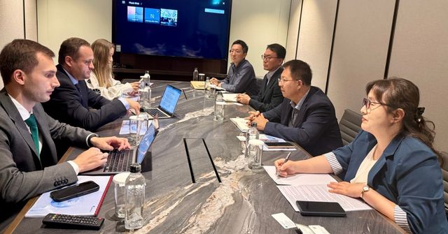 한국 철도차량 제작업체들과 협의하는 우크라 쿨레바 부총리(왼쪽 두번째)