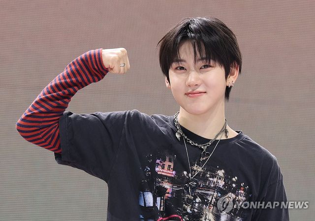 포즈 취하는 킥플립 계훈