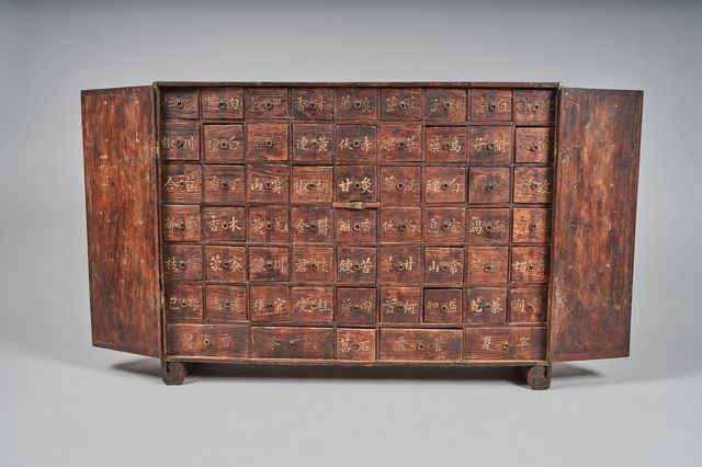 약장 문을 연 모습 