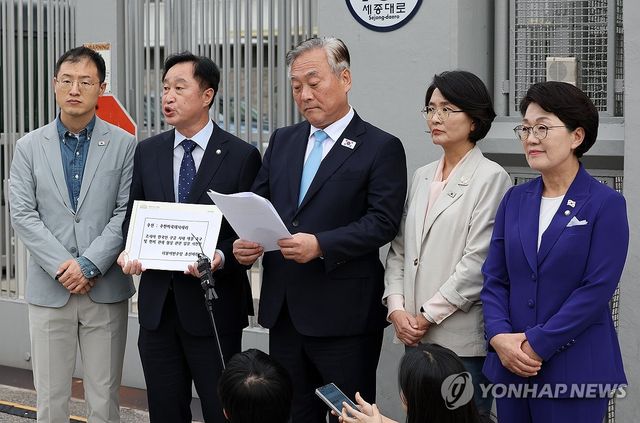 주한미국대사관 방문하는 더민초