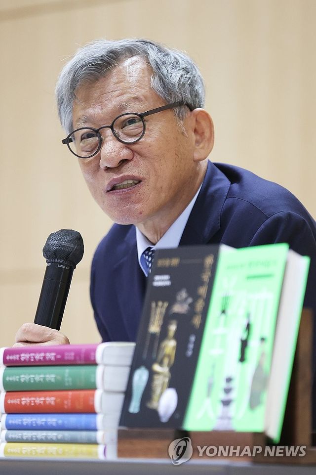 출간 기념 기자간담회하는 유홍준 관장