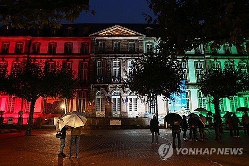 팔레스타인 국기 색 조명을 밝힌 프랑스 스트라스부르 시청사