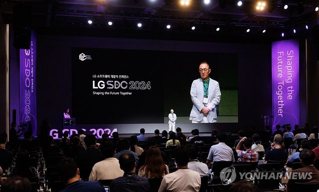 LG 소프트웨어 개발자 콘퍼런스 2024에서 환영사 하는 박인성 SW센터장