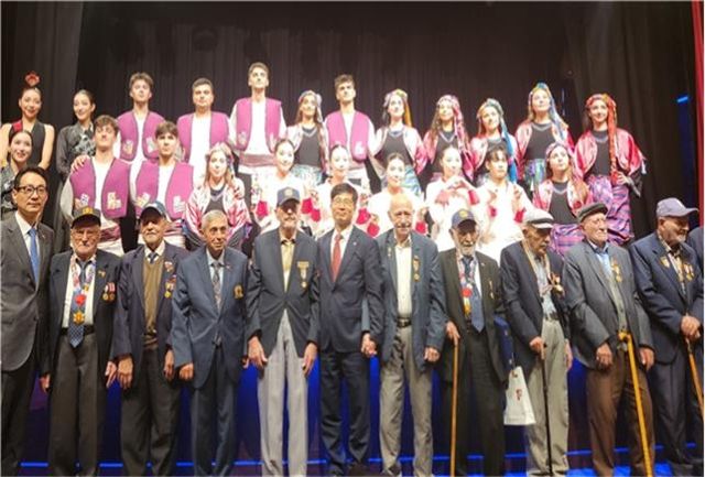 튀르키예 한국전 참전용사들과 기념사진 찍는 유라시아 도시외교단