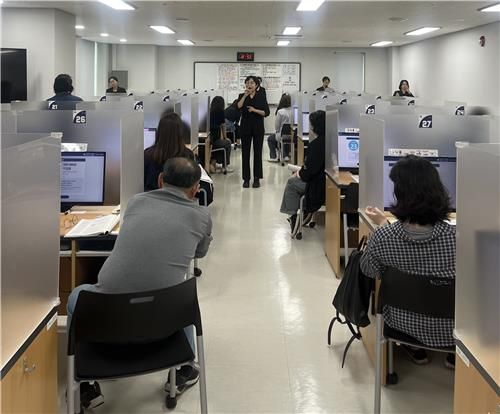요양보호사 시험 치르는 서울시 '청각장애인 요앙보호사' 교육생들