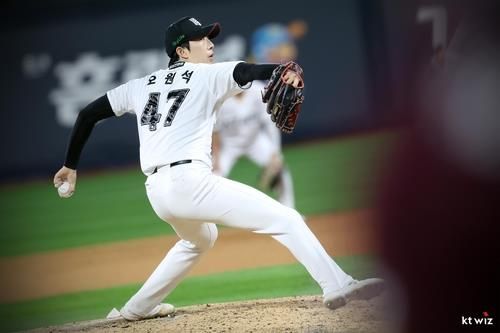 호투하는 kt의 선발 투수 오원석
