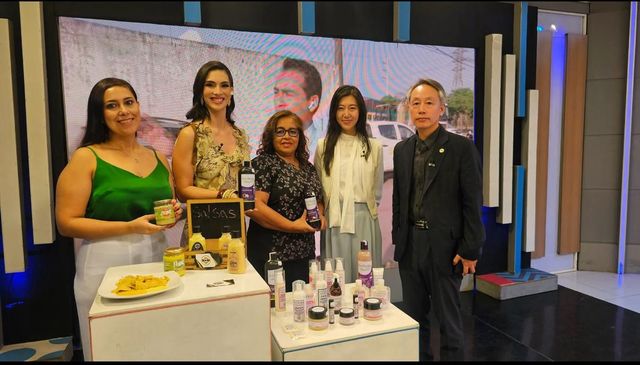 볼리비아 생방송 출연진과 함께 한 이장 주볼리비아 한국 대사(오른쪽)