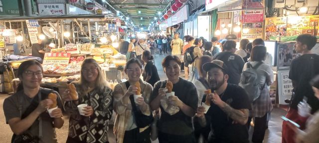 광장시장을 방문한 김성미 총장과 입양동포들