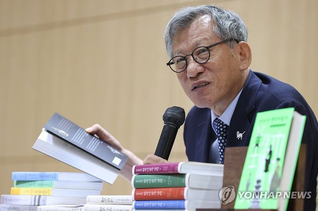 출간 기념 기자간담회하는 유홍준 관장